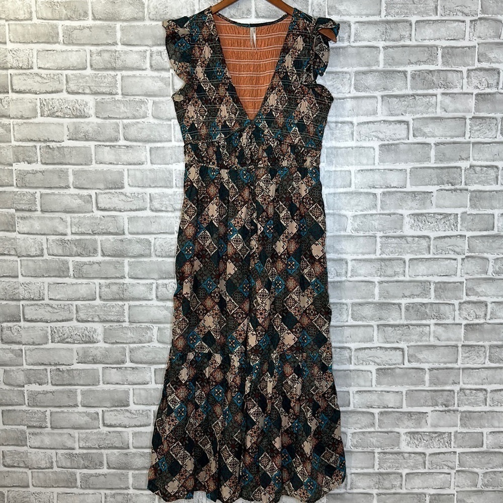 ANTHROPOLOGIE v-neck maxi dress w/ flutter sleeves.‎ Smocked upper bodice. Small